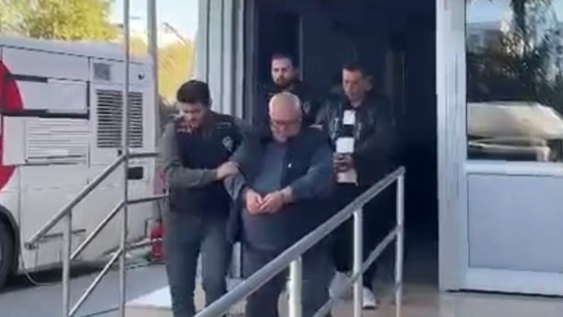 5 kişiyi dolandırdı! Sahte savcıya kelepçe!