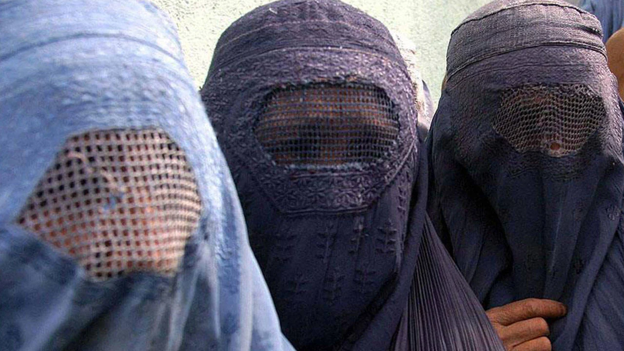 Burka ve peçe bir ülkede daha yasaklandı