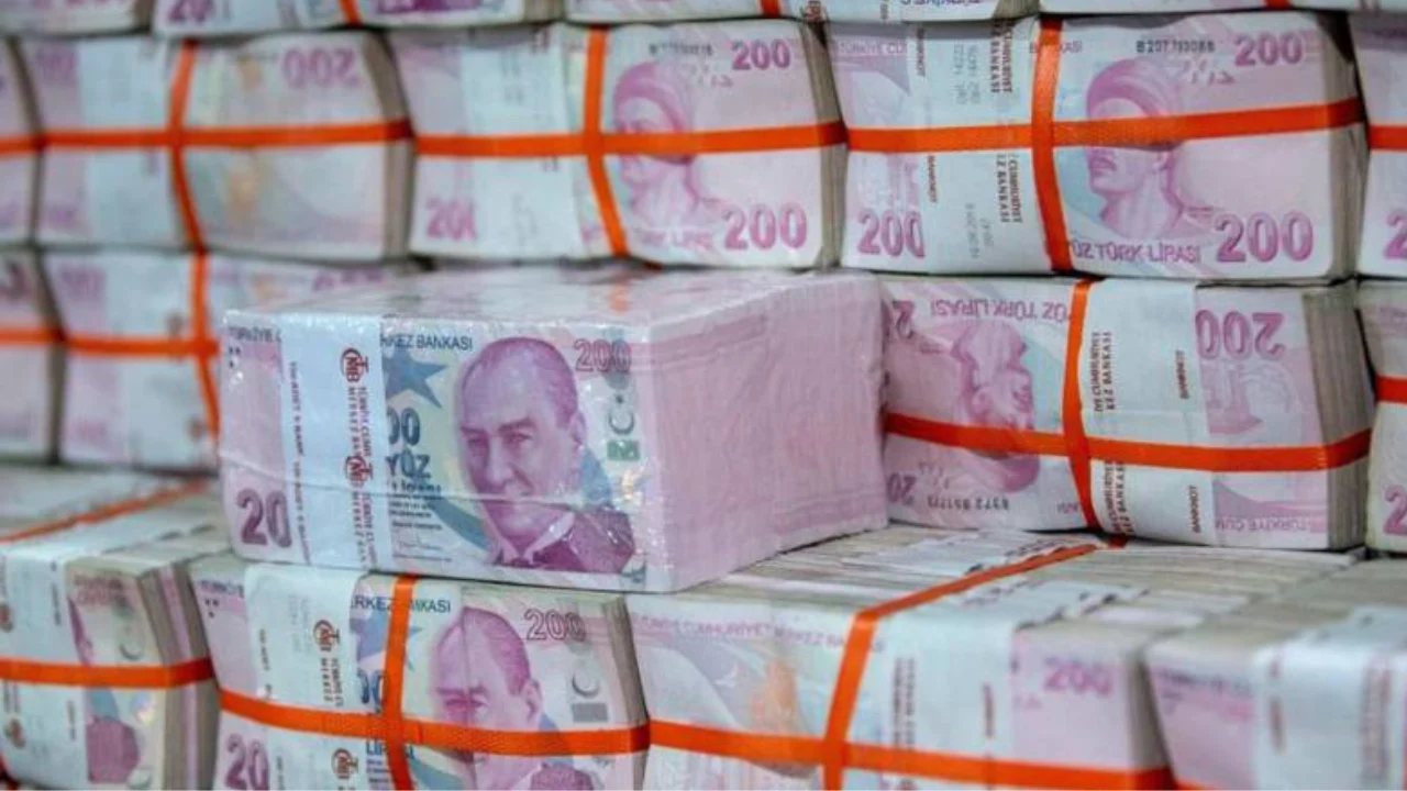 Bir yılda 200 TL'lik banknotta imzası bulunan iki isim tutuklandı
