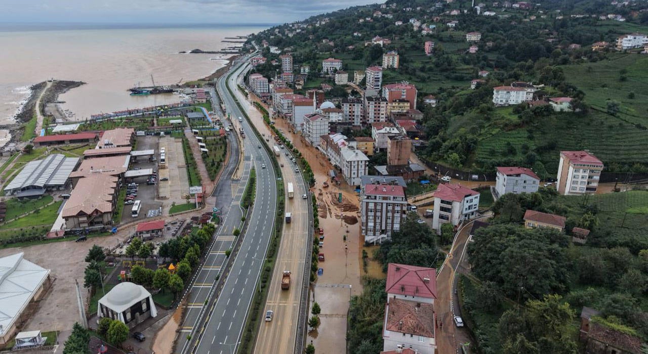Rize'de sağanak etkili oldu: Dereler taştı, araçlar su altında kaldı