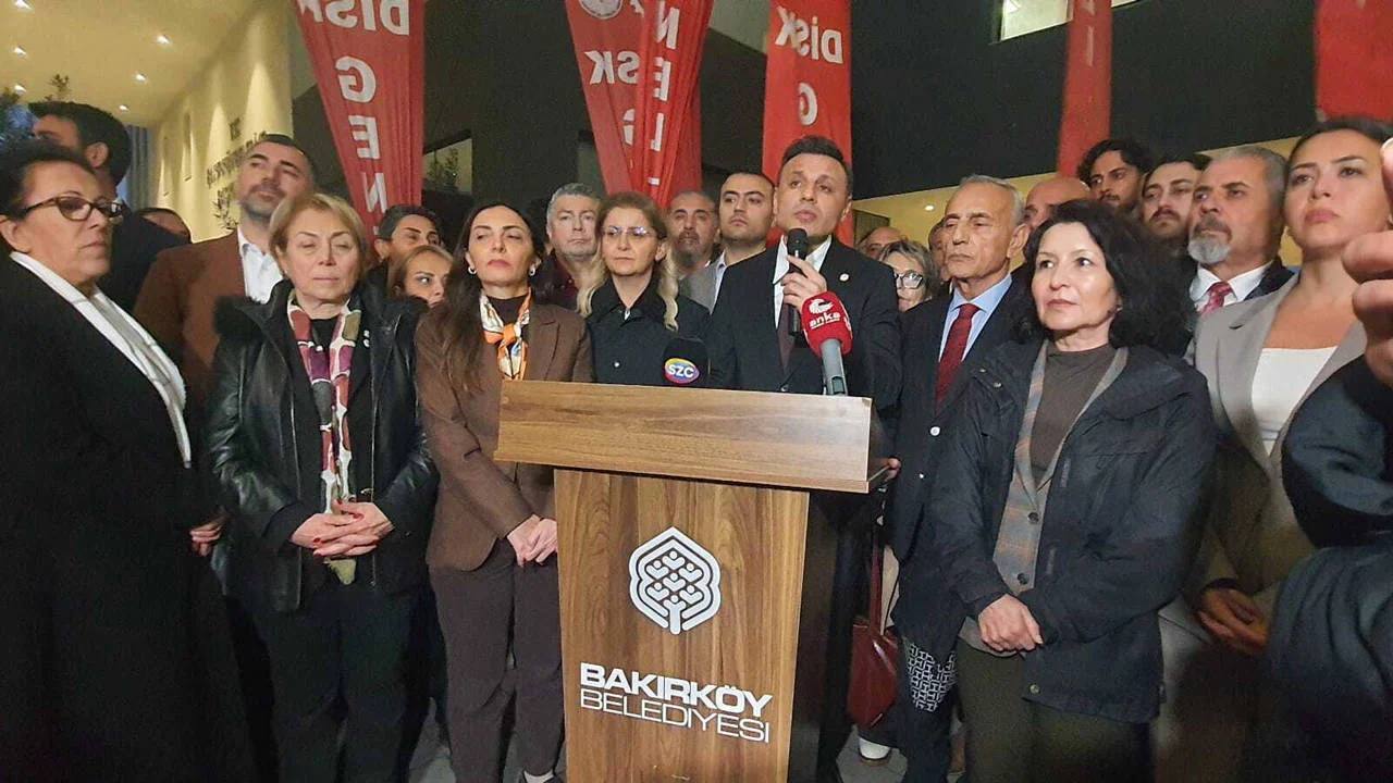 Özgür Çelik, Bakırköy Belediyesi önünden seslendi: Fon vurgunu konuşulmasın diye şafak operasyonu yapıyorlar