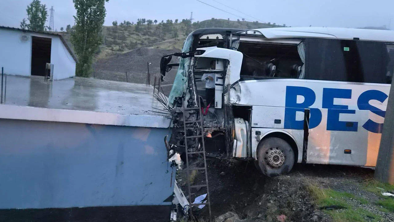 Şırnak'ta yolcu otobüsü ile TIR çarpıştı: 1 ölü, 14 yaralı