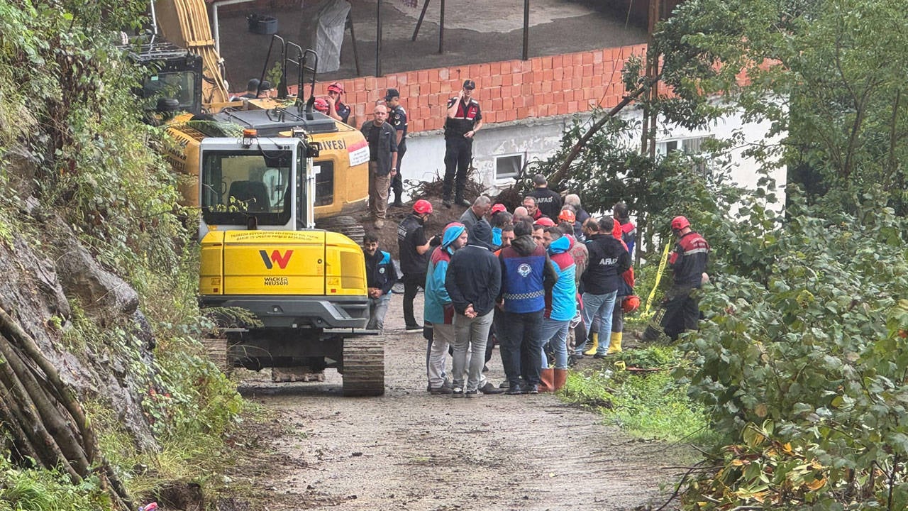 Trabzon'da heyelan: 1 kişi toprak altında kaldı