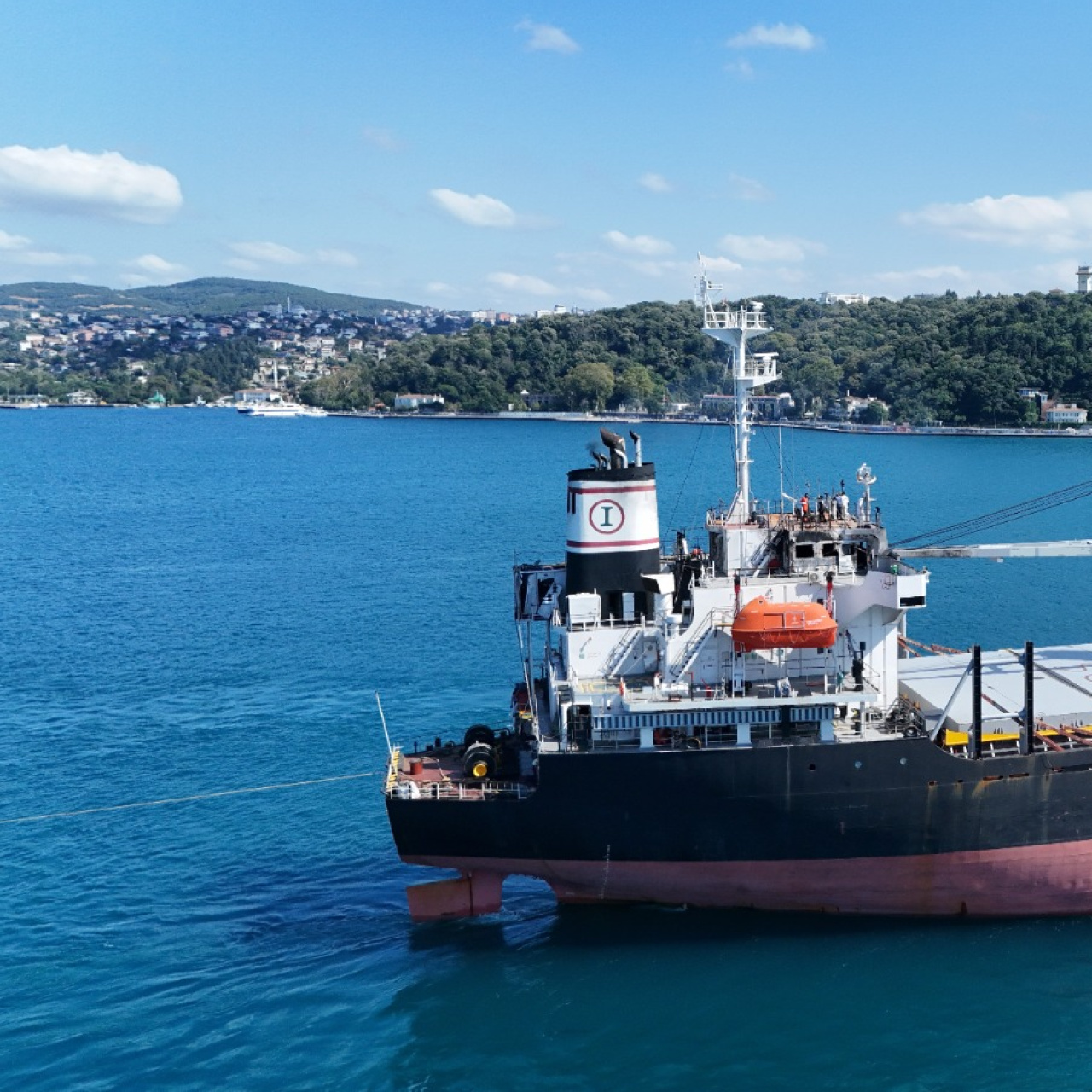 Saldırıya uğrayan gemi Boğaz’dan geçti