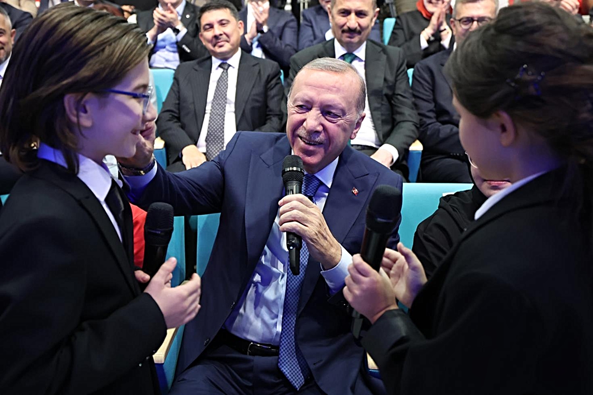 Okulların ilk gününde renkli anlar! Cumhurbaşkanı Erdoğan öğrencilerle türkü söyledi
