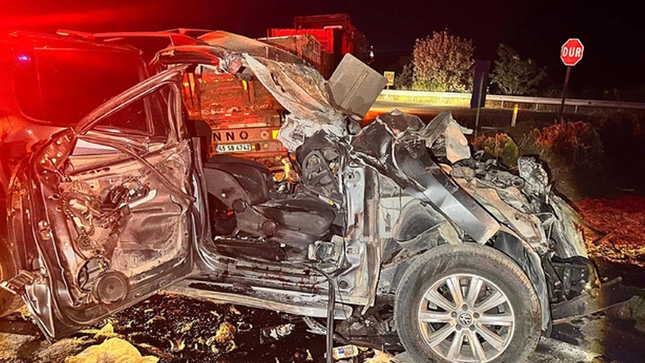 Manisa'da TIR’a çarpan kamyonette 1 kişi öldü, 4 kişi yaralandı