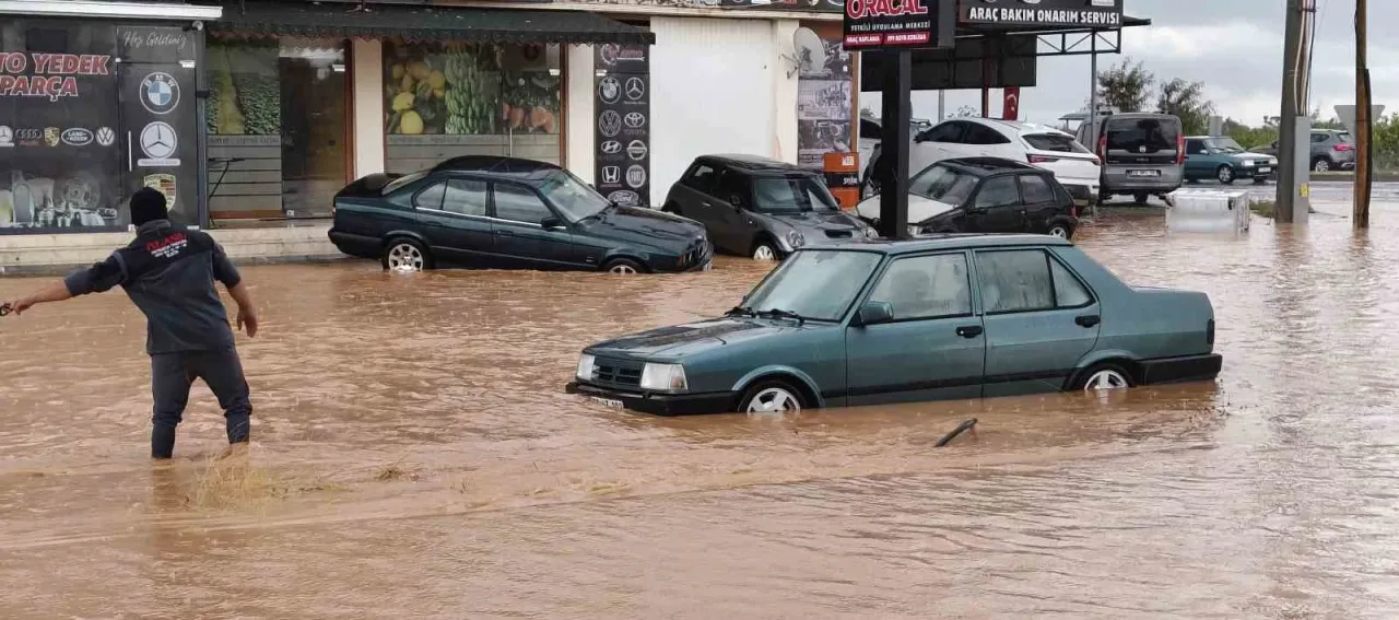 Silifke’de sağanak sele dönüştü, araçlar su içinde kaldı