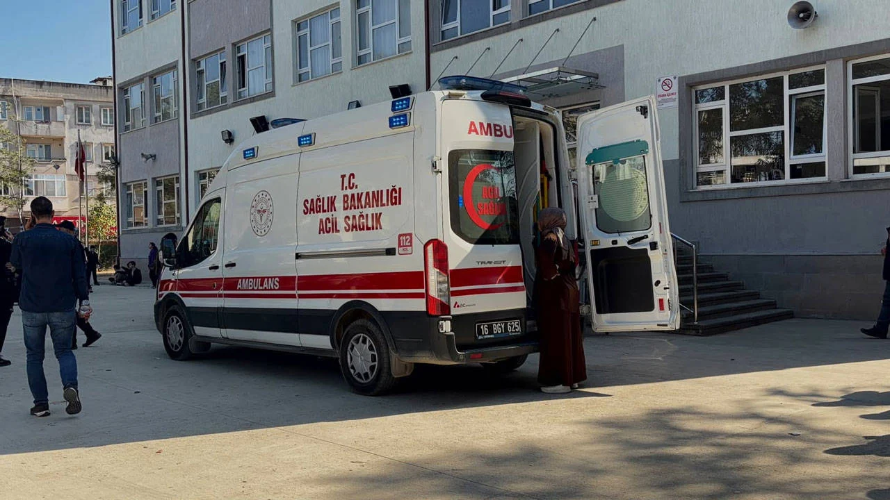 Bursa'da 12 öğrenci zehirlenme şüphesiyle hastaneye kaldırıldı