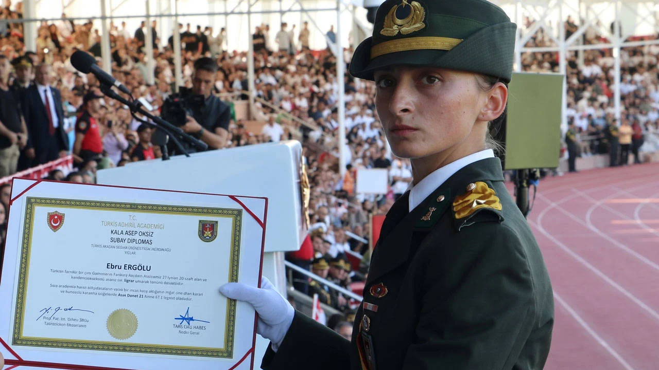 İhraç edilen teğmen Ebru Eroğlu’nun babası işten çıkarıldı