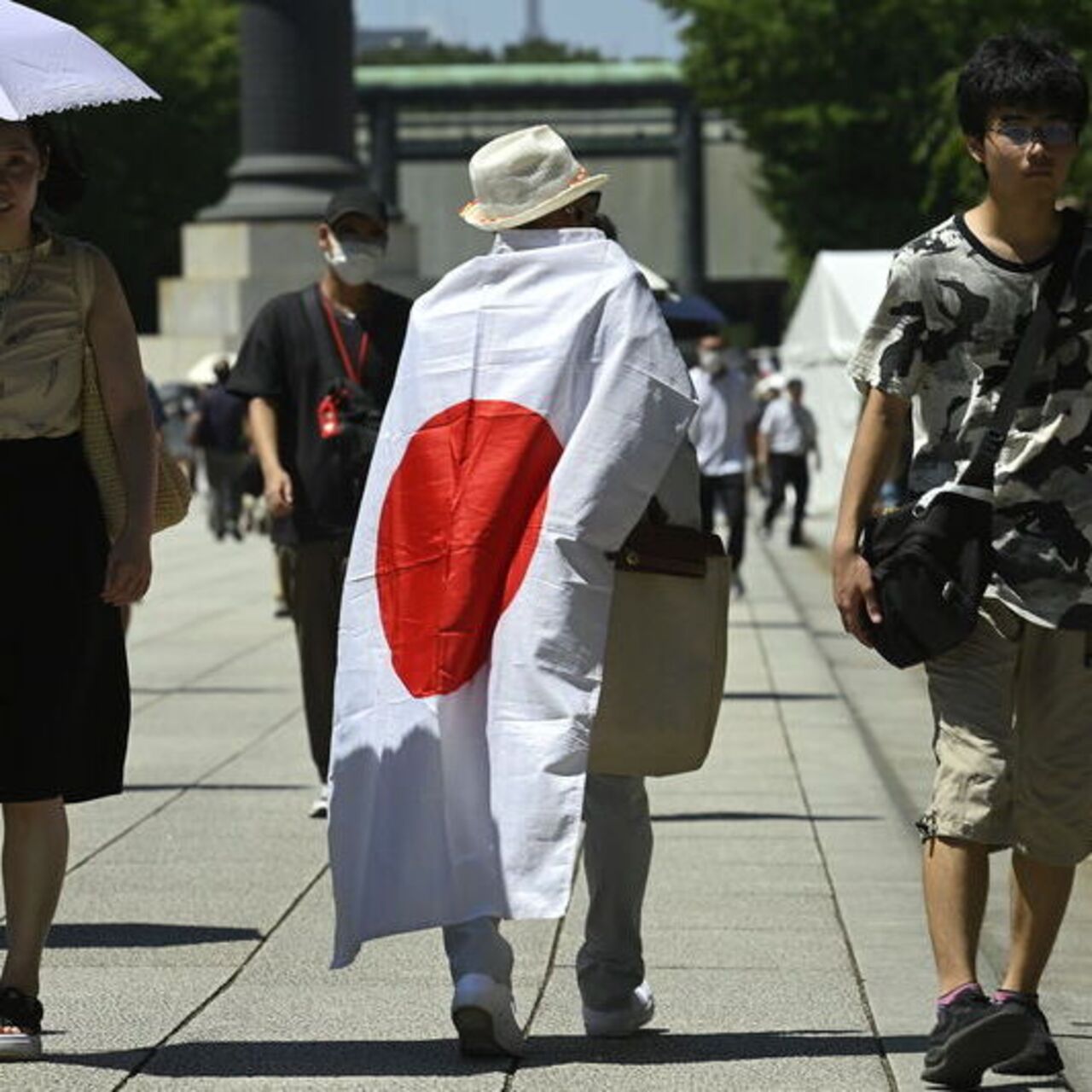Japon bakandan tartışmalı ziyaret