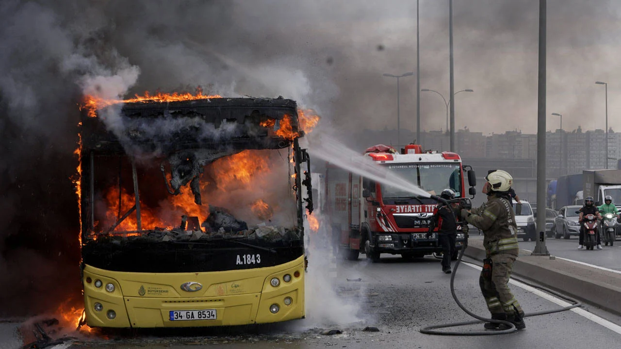 Bakırköy'de İETT'ye bağlı otobüs yandı