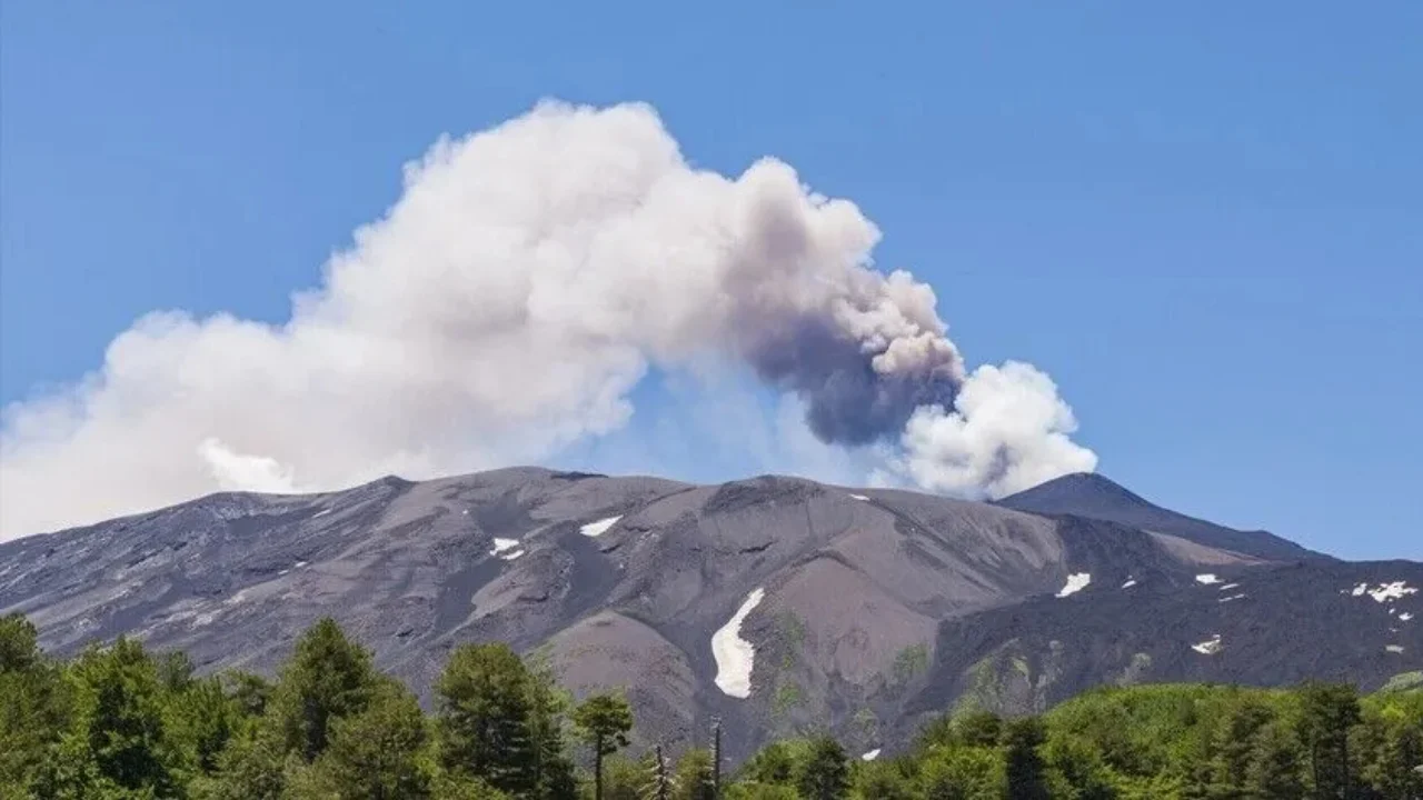 Etna Yanardağı kül püskürttü, uçuşlar iptal edildi
