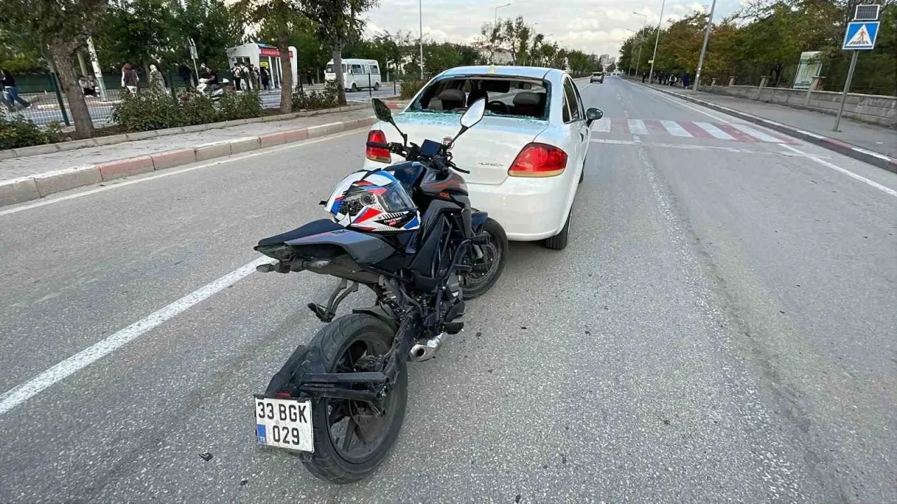 Karaman’da yaya geçidinde duran otomobile çarpan motosikletin sürücüsü yaralandı