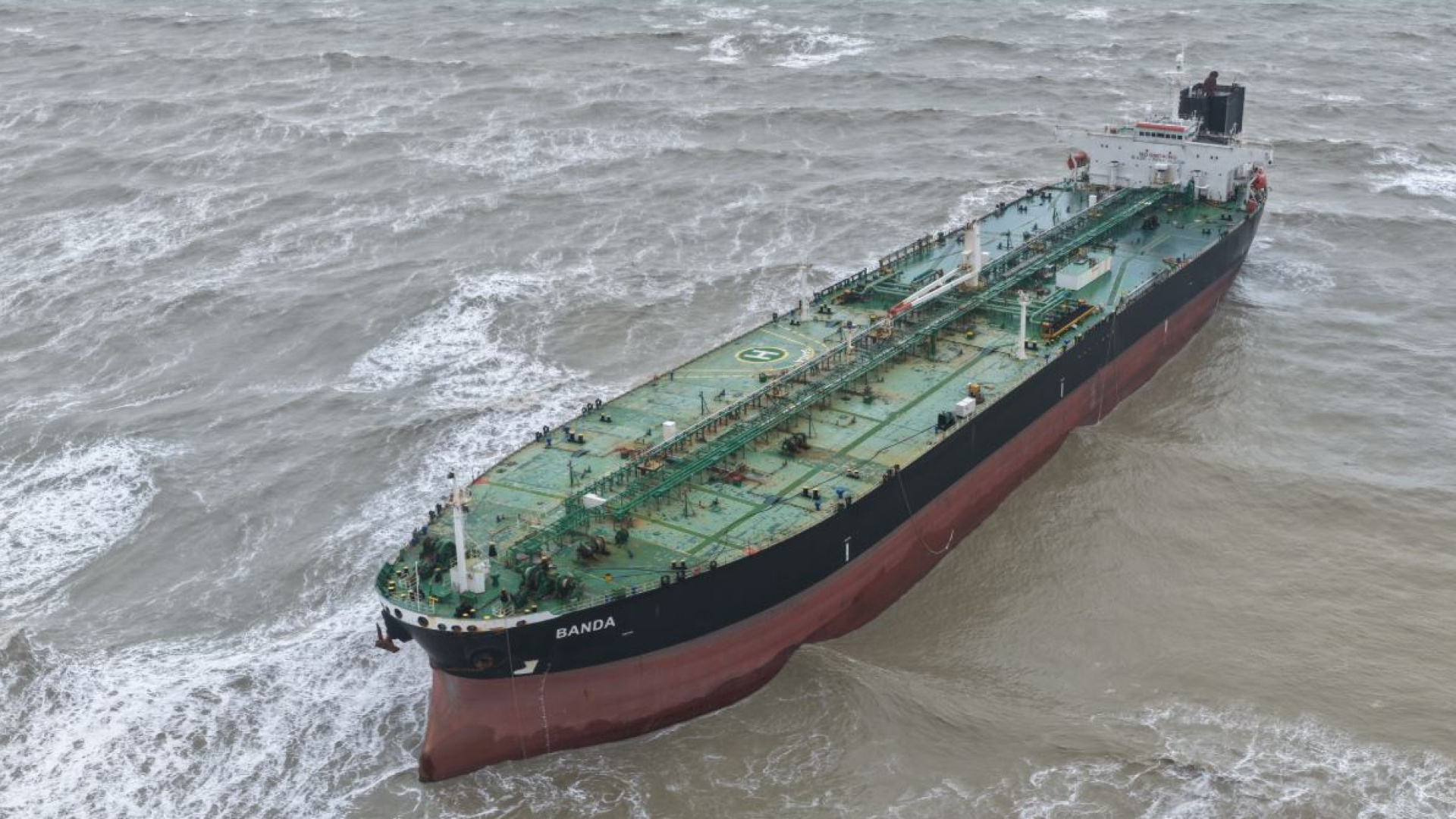 Sarıyer'de karaya oturan tanker kurtarıldı