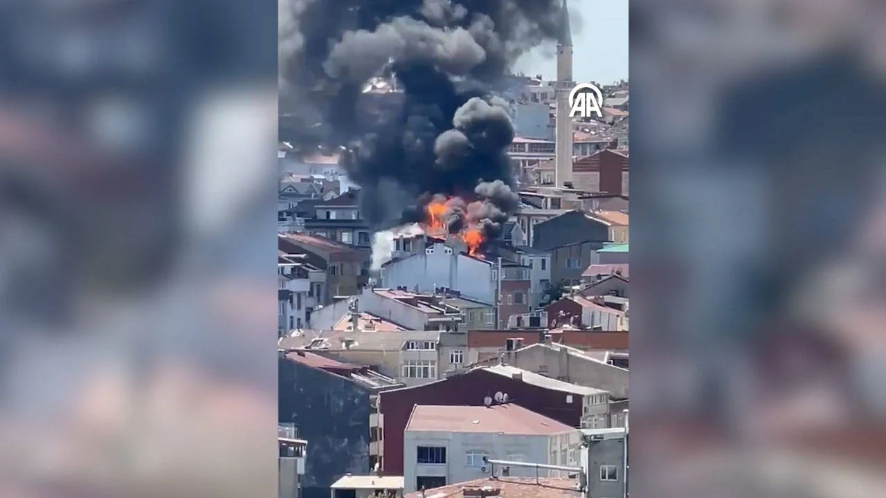 Gaziosmanpaşa'da bir binanın çatı katında yangın