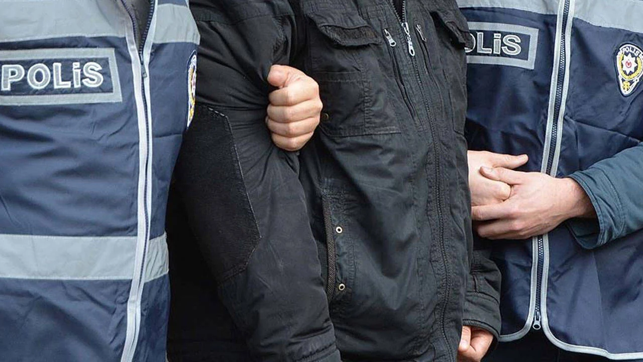 İzmir'de uyuşturucu operasyonu: 1 kilodan fazla metamfetamin ele geçirildi, 2 kişi tutuklandı