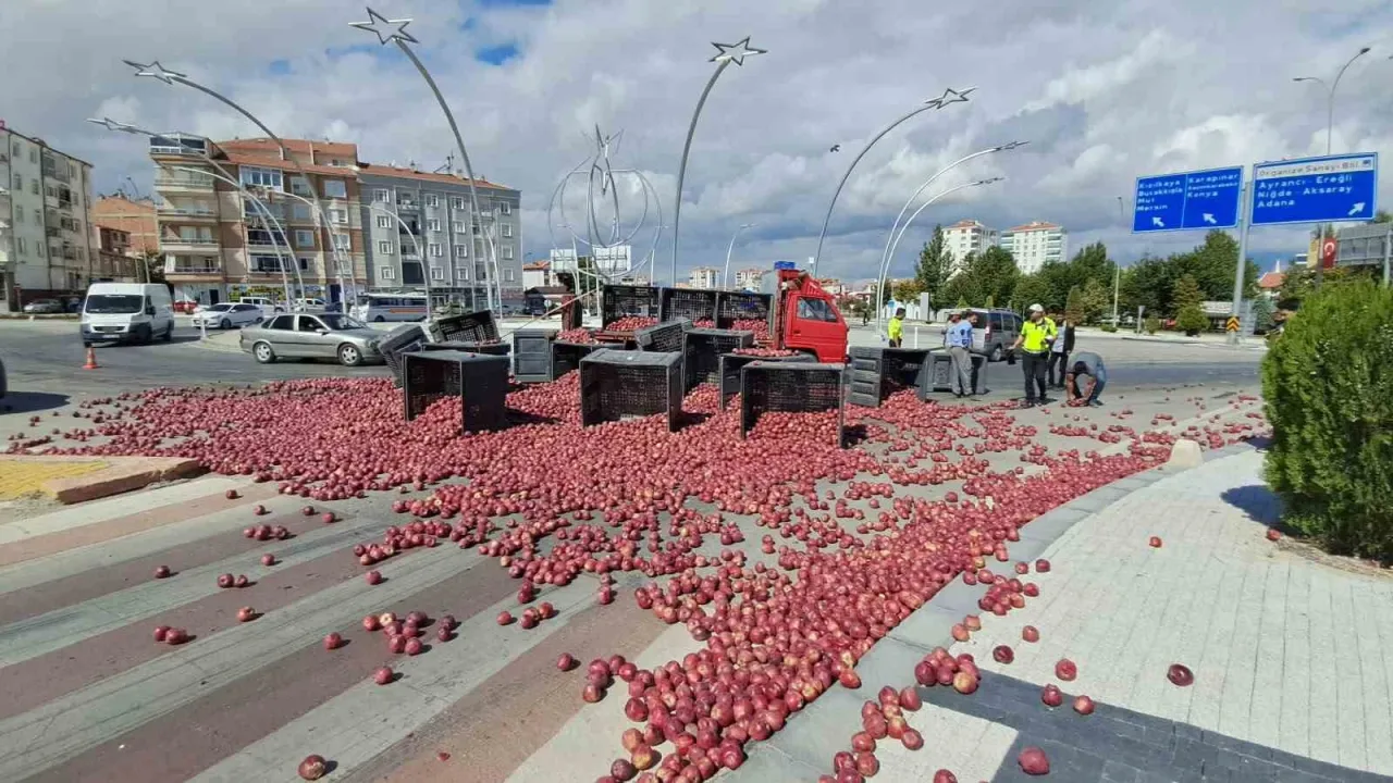Halat koptu, tonlarca elma yola saçıldı