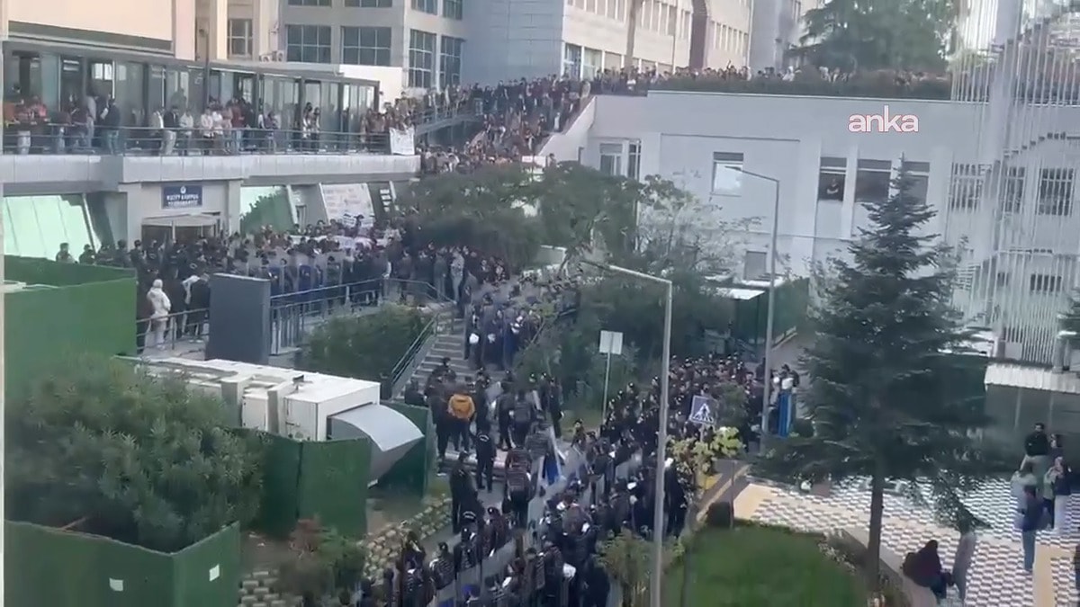 Öğrenciler yemek zammını protesto edince Boğaziçi'ne yüzlerce polis gönderildi