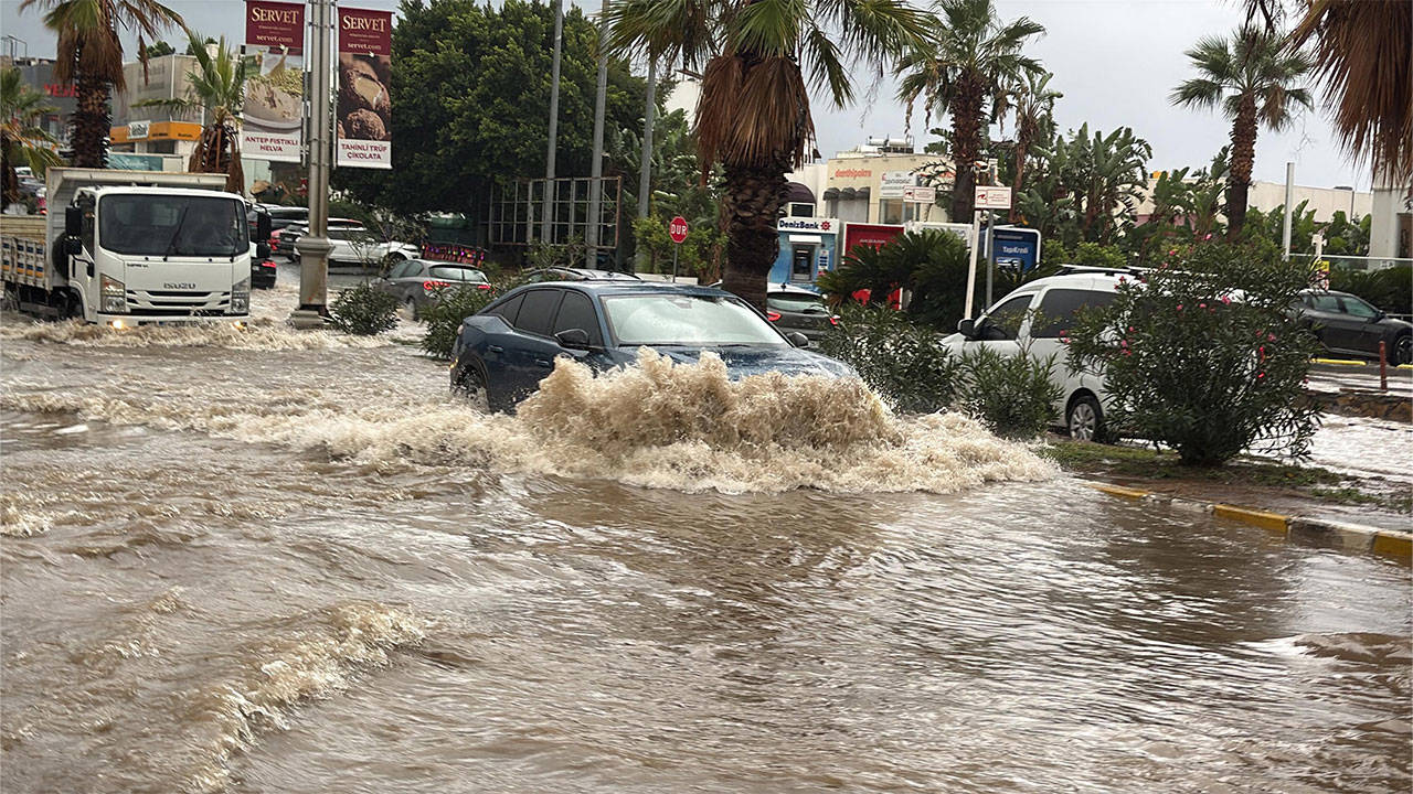 Bodrum’da sağanak: Cadde ve sokakları su bastı, araçlar yolda kaldı
