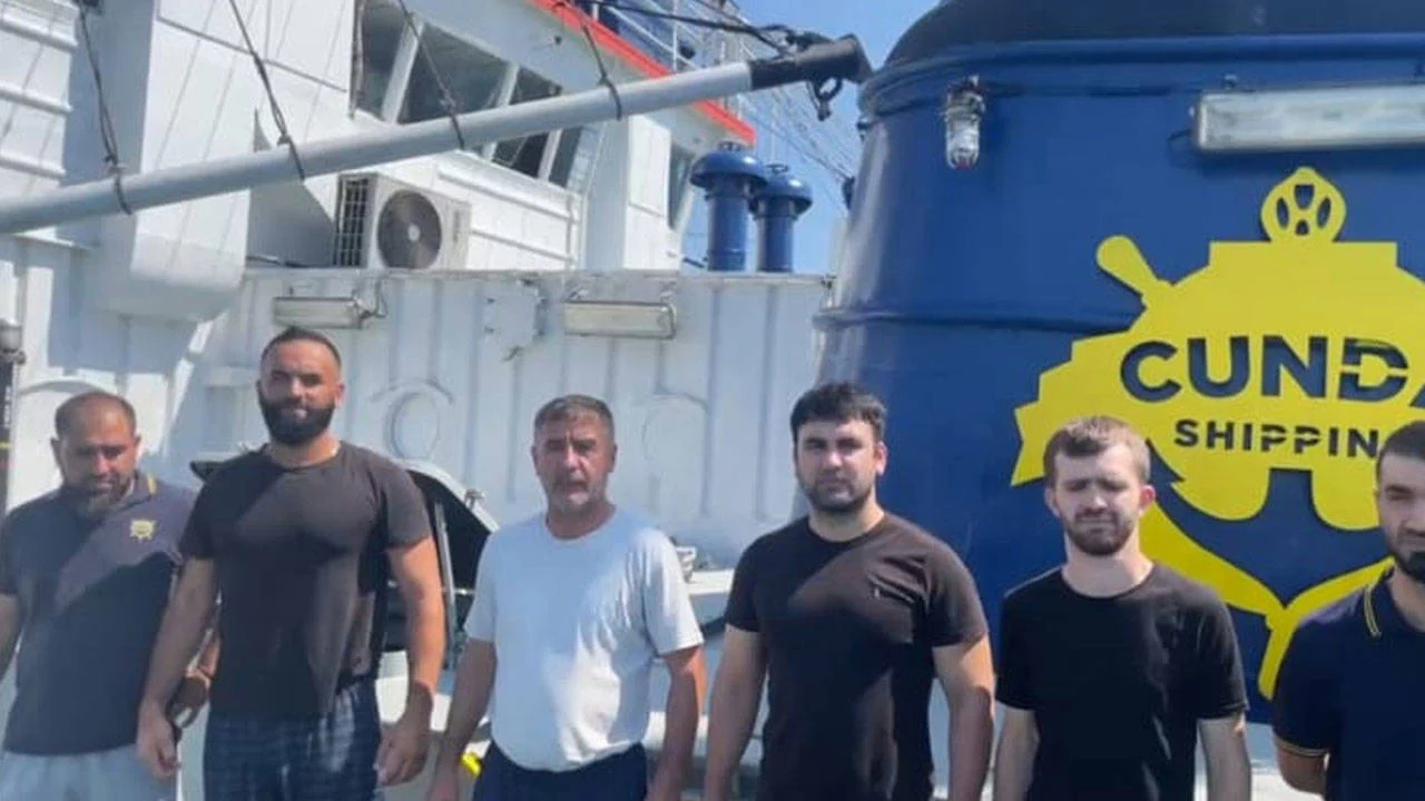 Grevdeki gemide su alarmı: Ücretleri için eylem yapan işçilerin yalnızca 2 günlük suyu kaldı