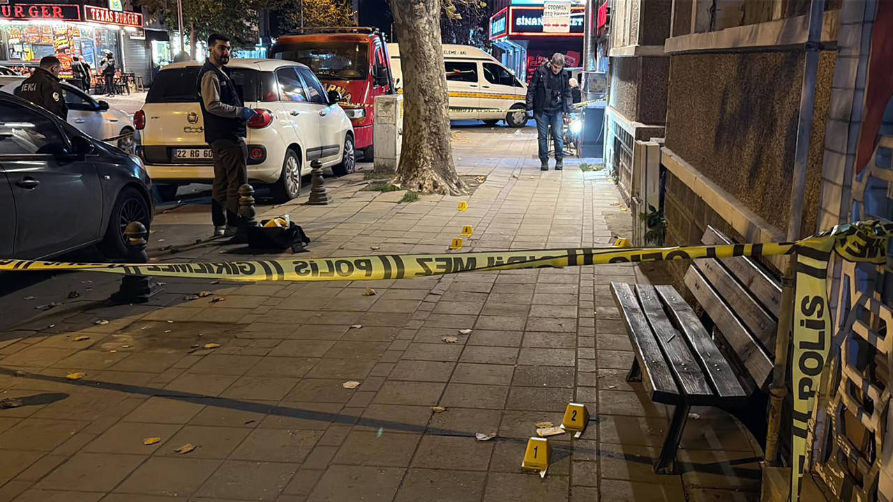 Çorlu'da kaldırımda yürüyen kişiye motosikletli saldırı