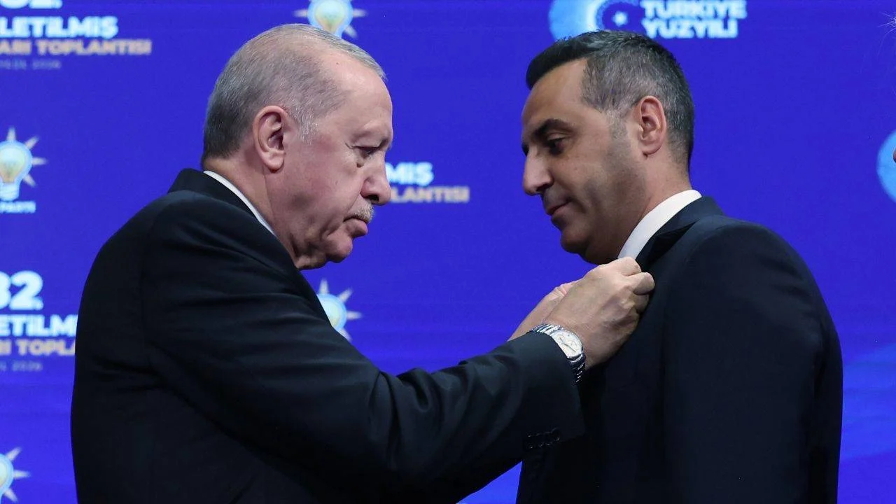 AKP'ye geçen Çiğli Belediye Başkanı'nın yardımcıları istifa etti