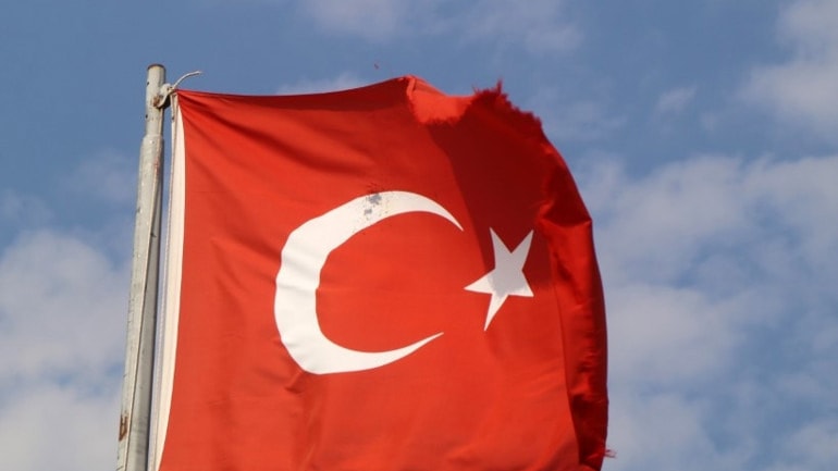 Burdur'da skandal görüntüler! Türk bayrağına ateş ettiler