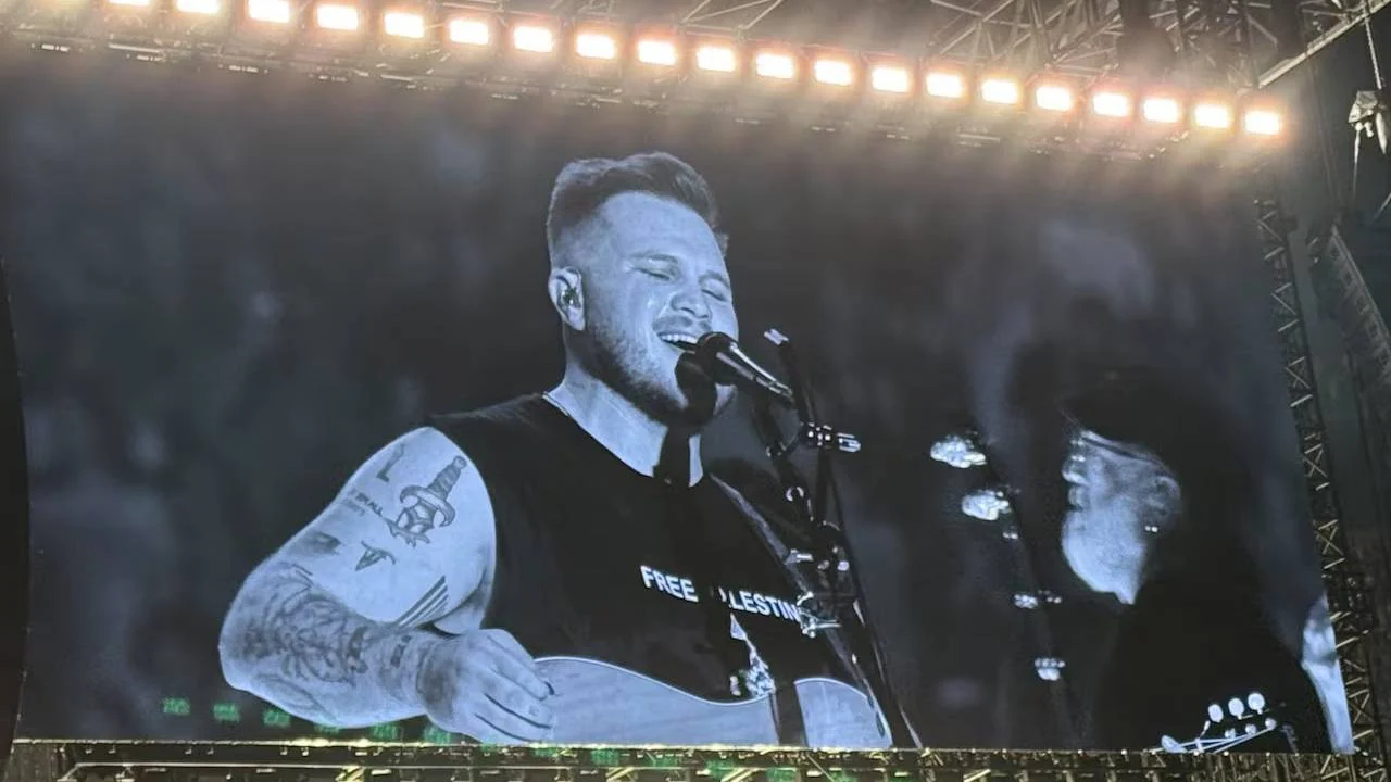 Macklemore Filistin'i desteklediği için konserden çıkarılmıştı: Zach Bryan "Özgür Filistin" tişörtüyle sahneye çıktı
