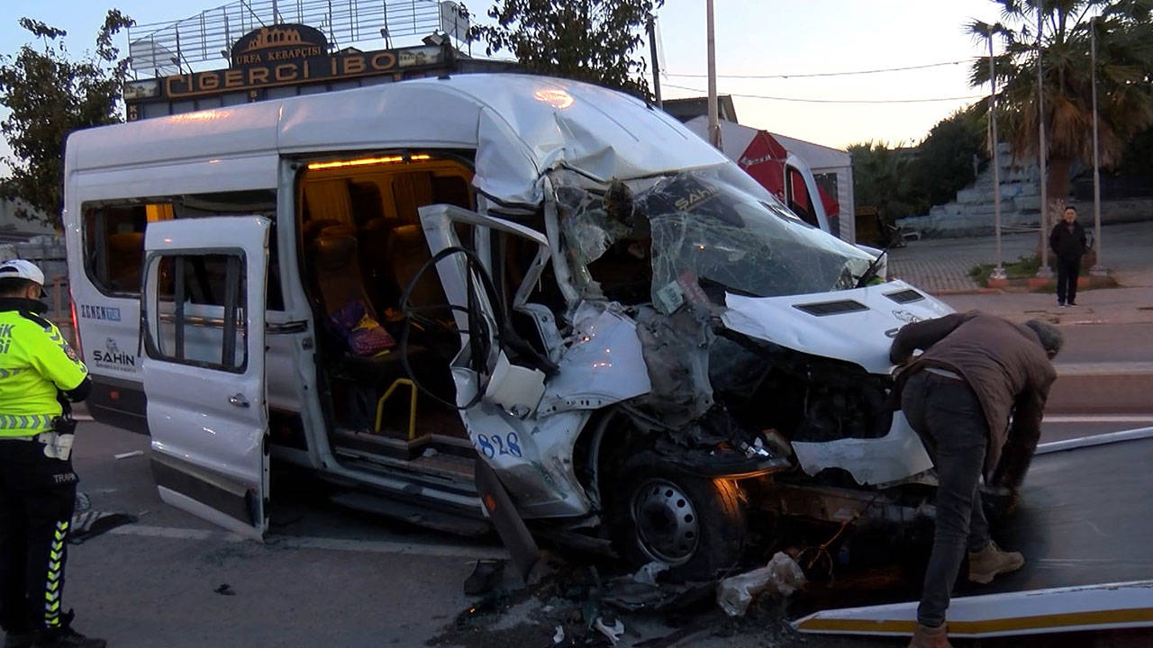 Arnavutköy'de servis minibüsü hafriyat kamyonuna çarptı: 9 yaralı