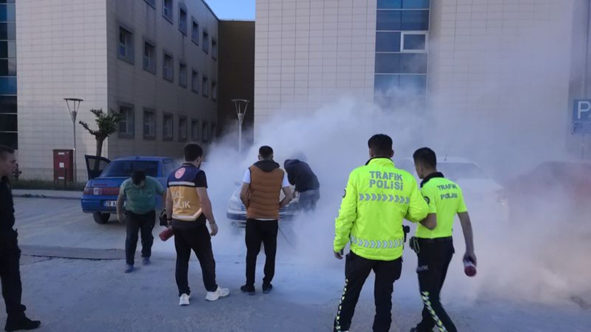 Hastane otoparkında araç yangını