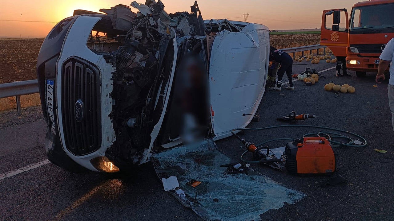 Diyarbakır'da minibüs, kavun yüklü traktöre arkadan çarptı: 2 ölü, 6 yaralı