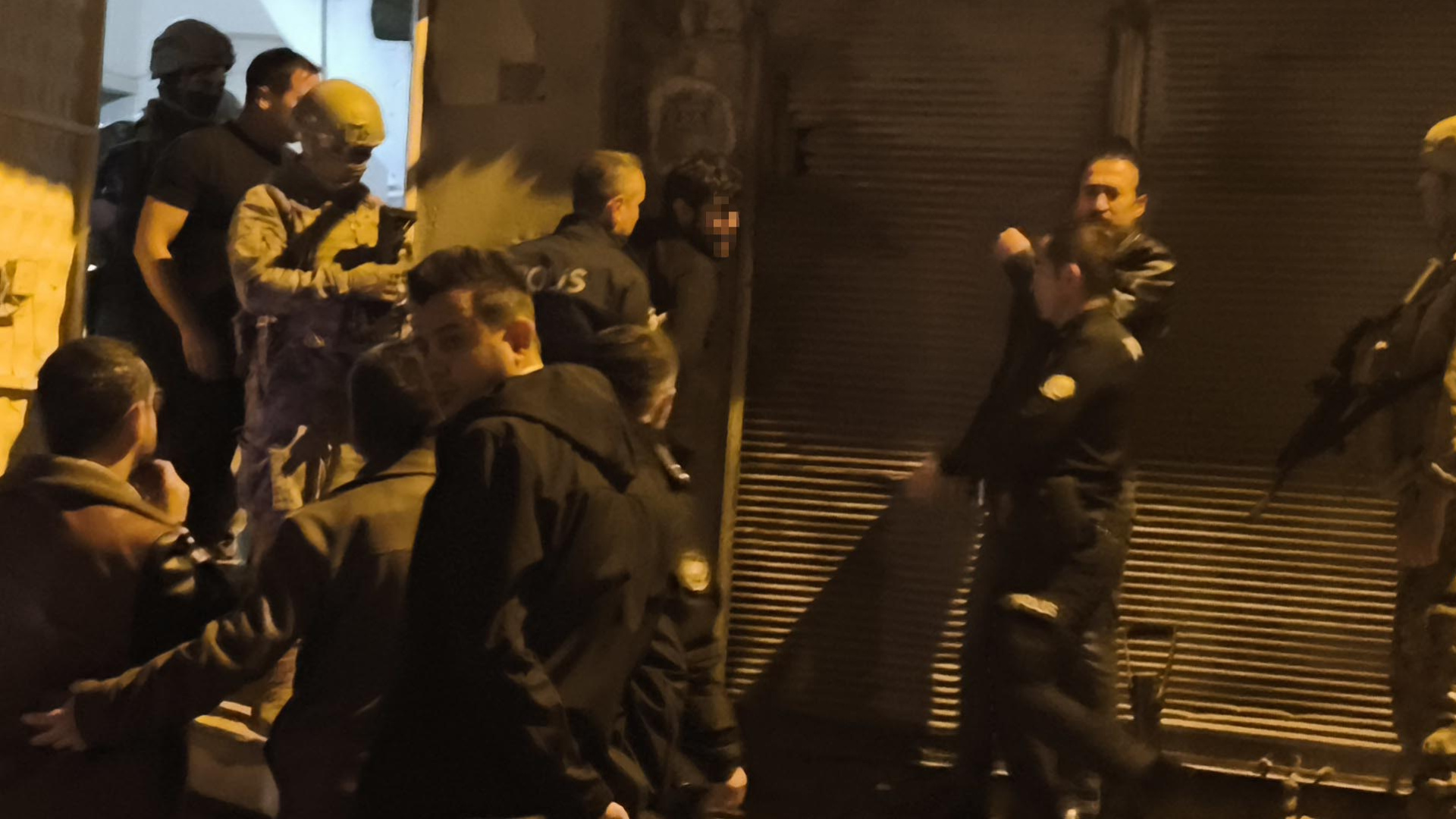 Para vermeyen annesini bıçakla rehin aldı