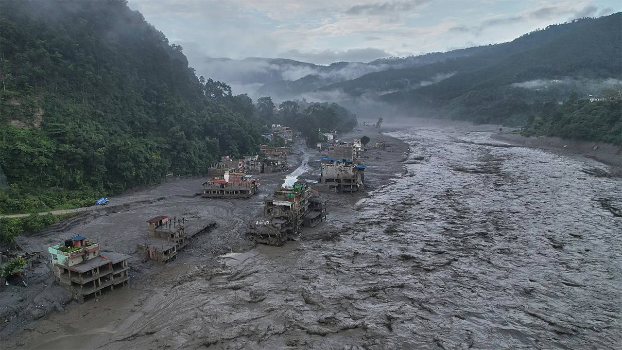 Nepal'de ekipler, sel felaketinin ardından hidroelektrik tünellerinde mahsur kalan yüzlerce kişiye ulaşmaya çalışıyor