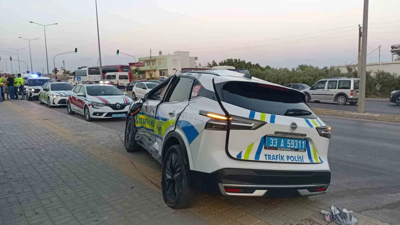 Silifke’de zincirleme kaza: 1’i polis 2 kişi yaralandı