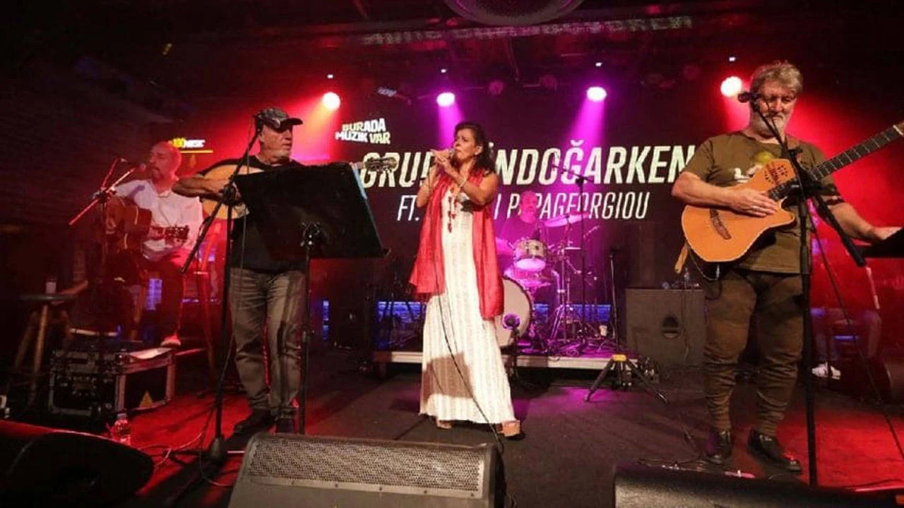 Grup Gündoğarken ve Vasiliki Papageorgiou aynı sahnede