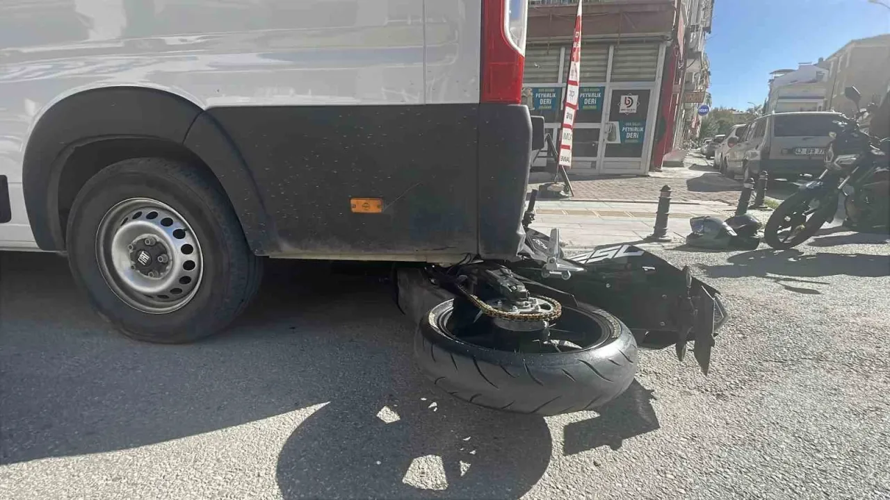 Motosikletin minibüsün altına girdiği kaza kameraya yansıdı