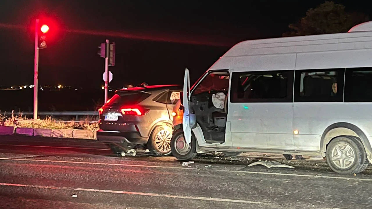 Adıyaman'da tarım işçilerini taşıyan minibüs ile otomobil çarpıştı: 15 yaralı