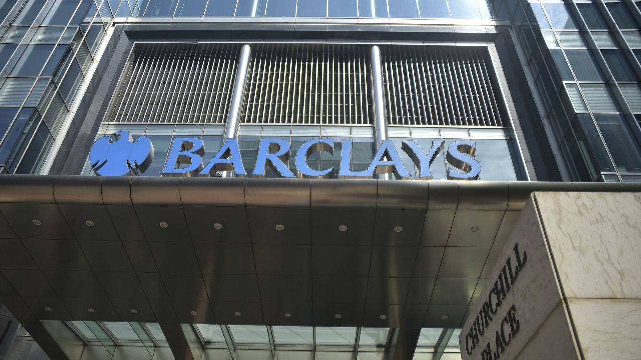 Yapay zekâ istihdamı vuruyor: Barclays binlerce işçiyi çıkaracak