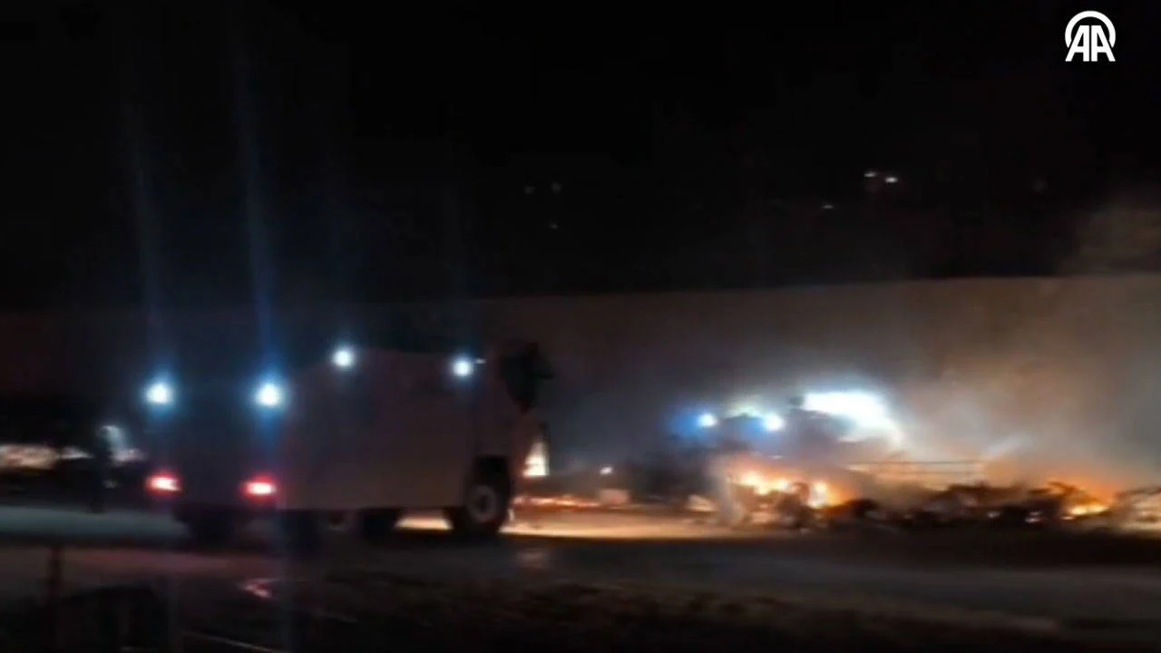 Antalya'da balıkçı barınağında yangın: 20'den fazla tekne zarar gördü