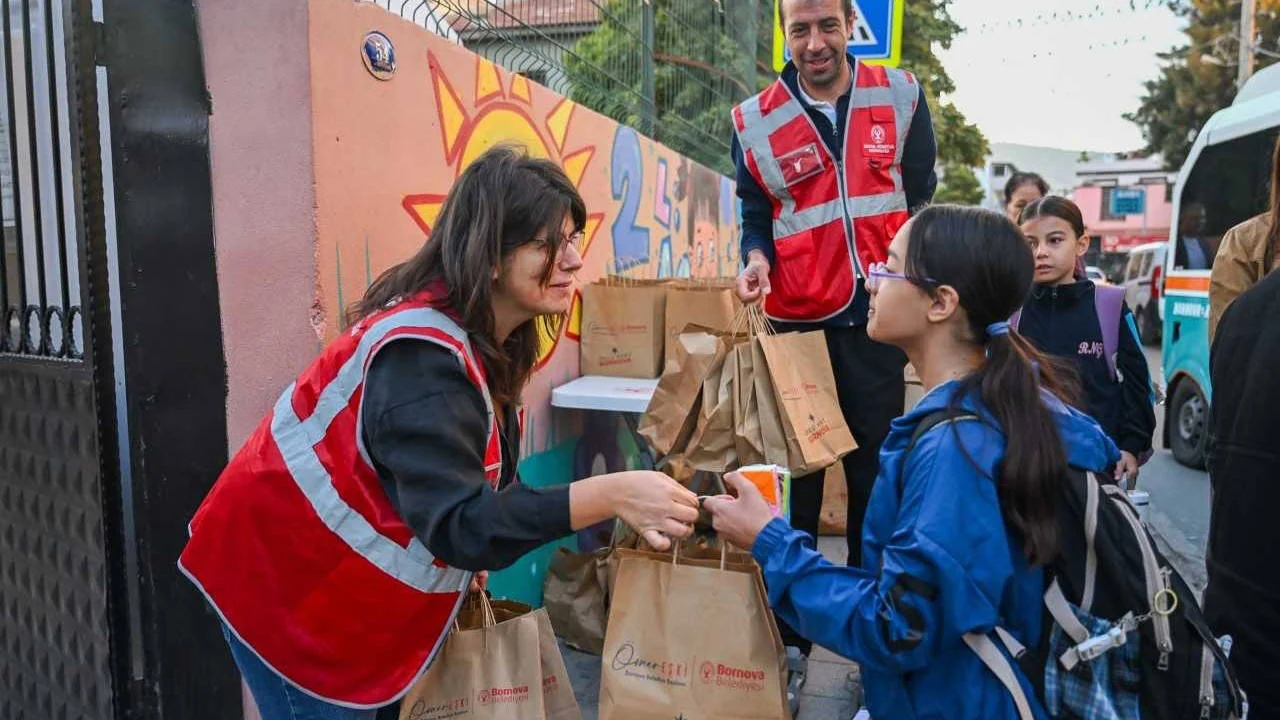 Bornova'da öğrencilere beslenme desteği