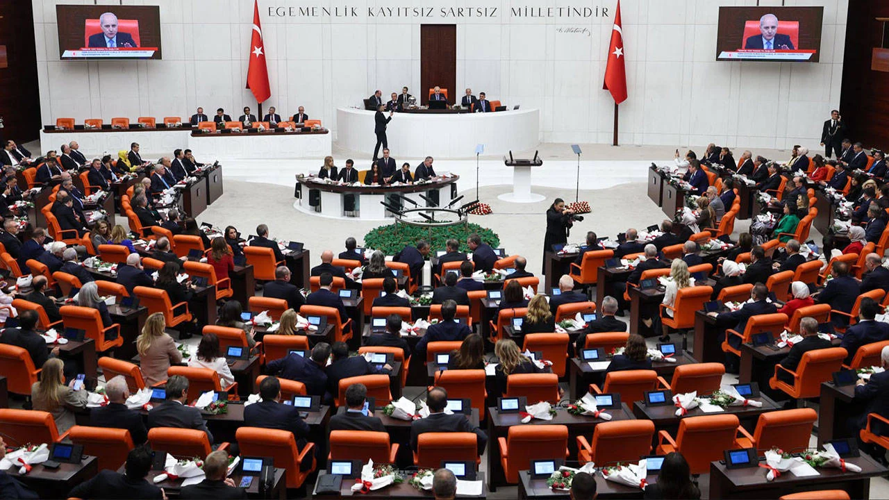 AKP'den fon mağdurlarına gece yarısı önergesi: 250 bin kişi hak gaspıyla karşı karşıya