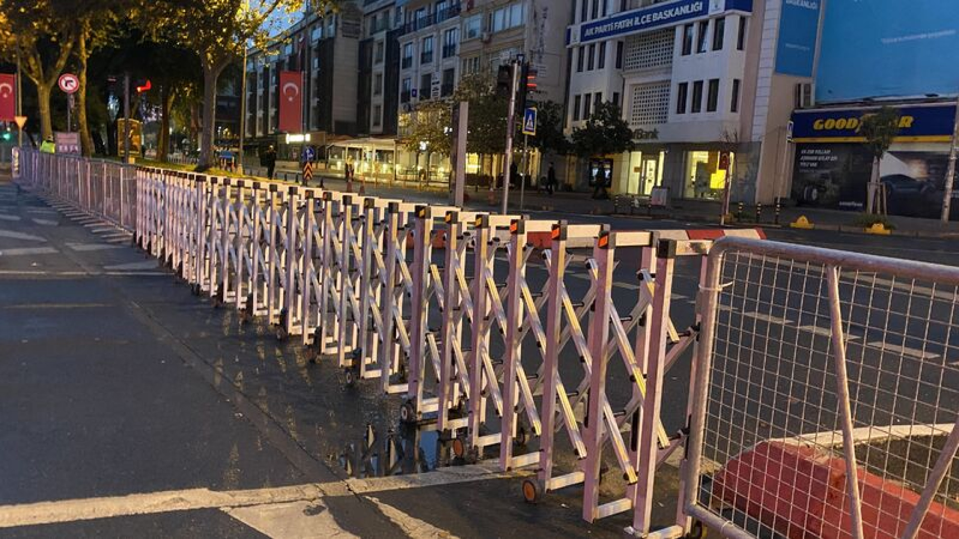 Bazı yollar trafiğe kapatıldı