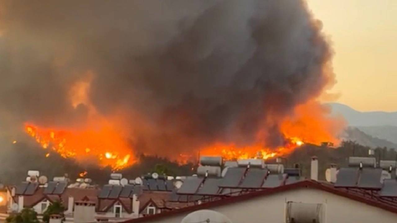 Muğla Fethiye'de orman yangını: Evler boşaltılıyor