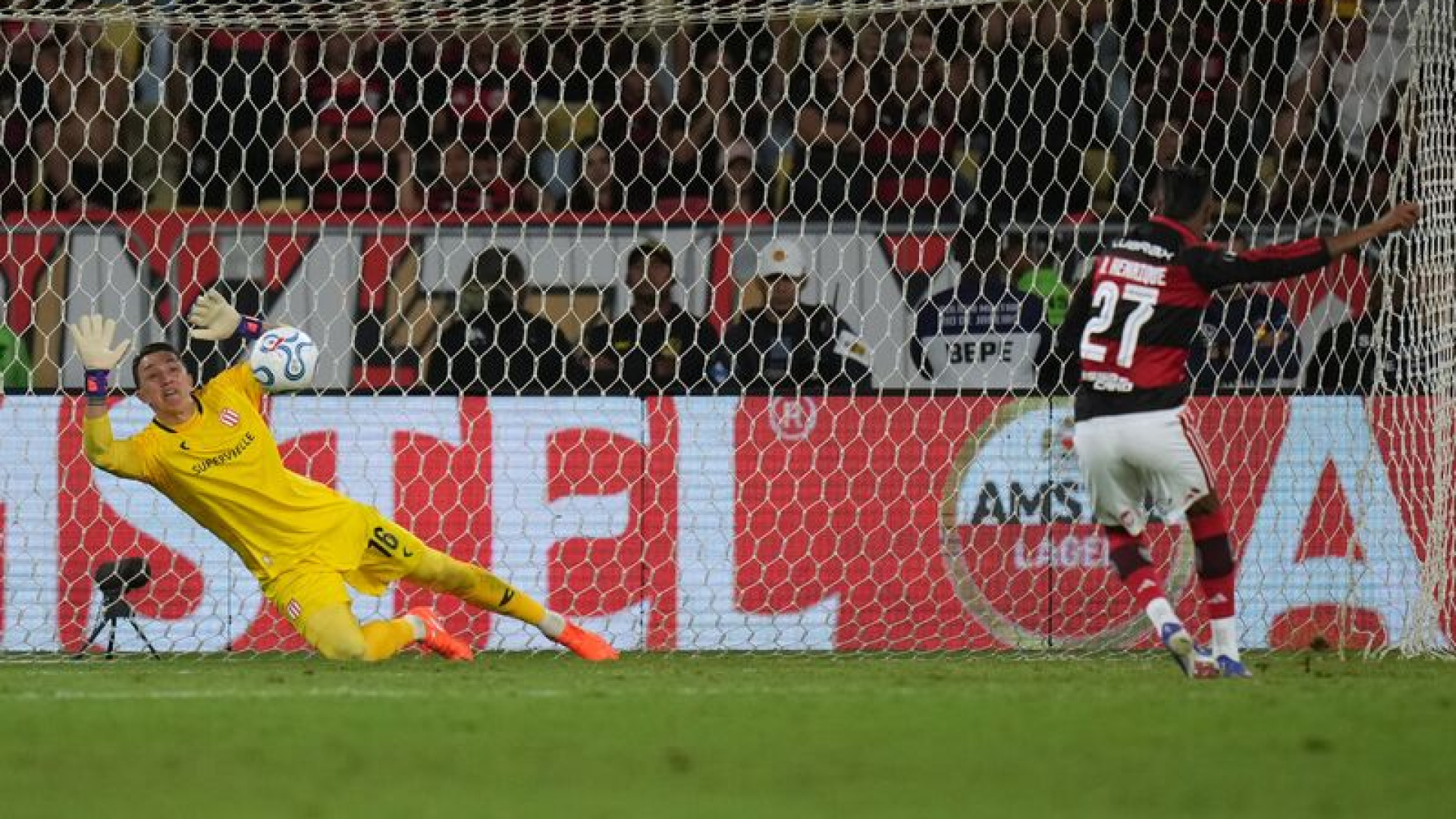 3 penaltı kurtardı! Takımını finale çıkardı