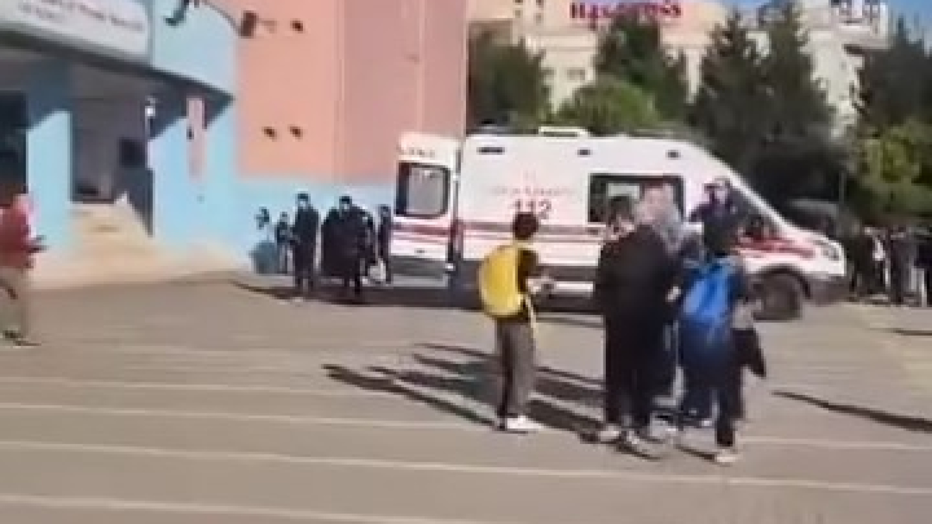 Okulda bıçaklı saldırı! Yaralılar var!