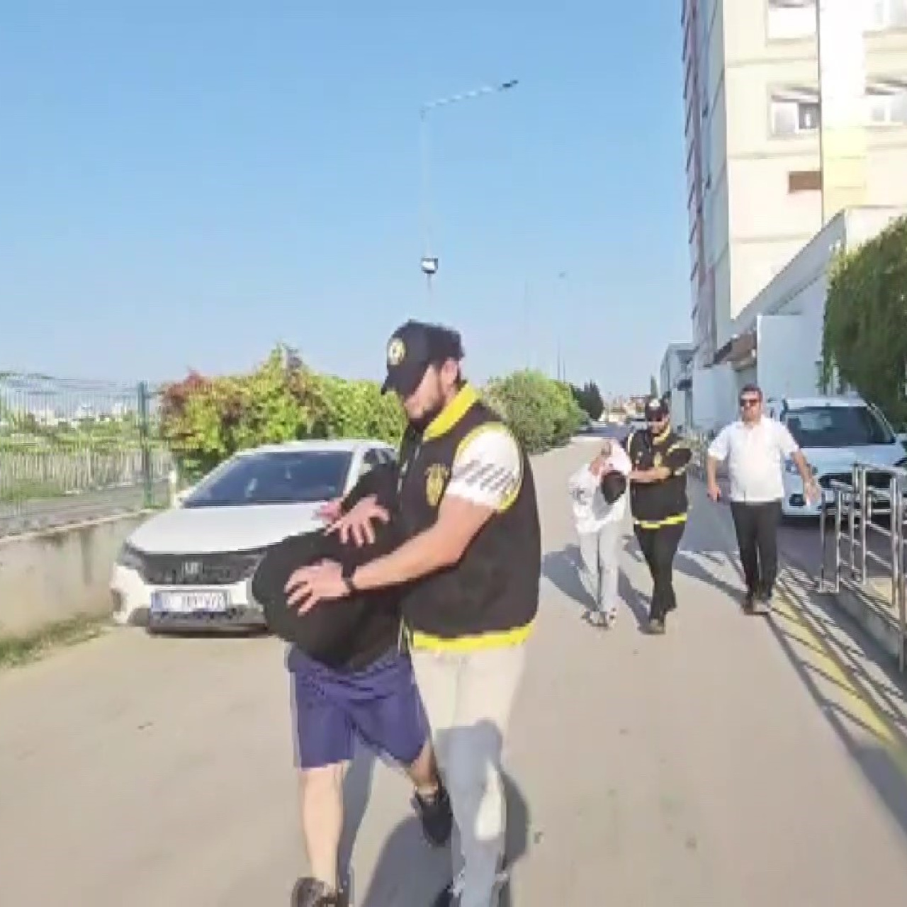 Bıçaklayıp öldürdüler, evde oturmaya devam ettiler!