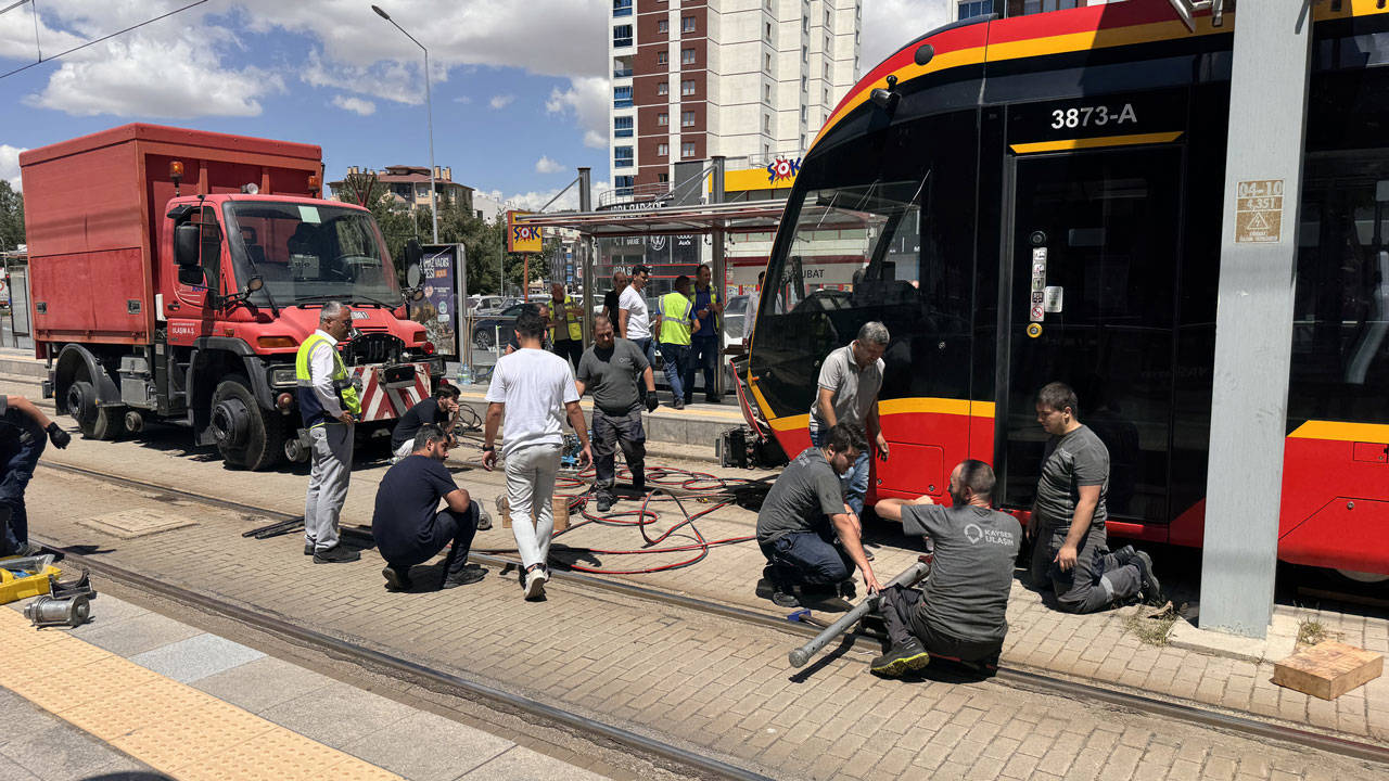Kayseri'de tramvayın çarptığı genç ağır yaralandı