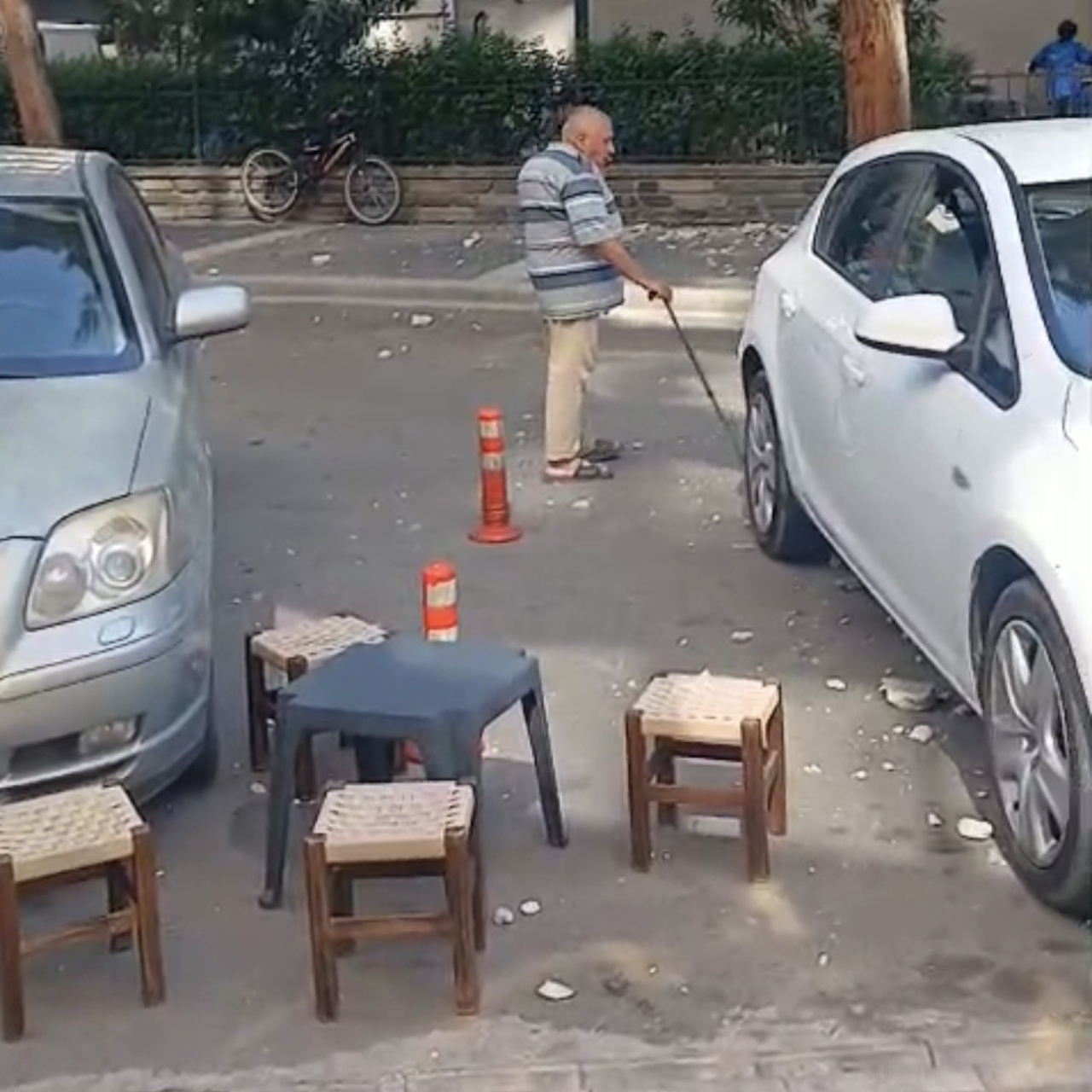 Öğretmenevi duvarından beton parçaları düştü