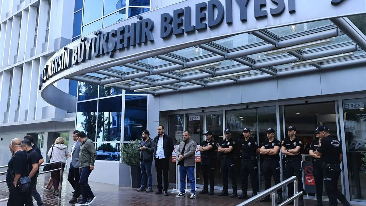 Demokrasiye darbe gündeme perde