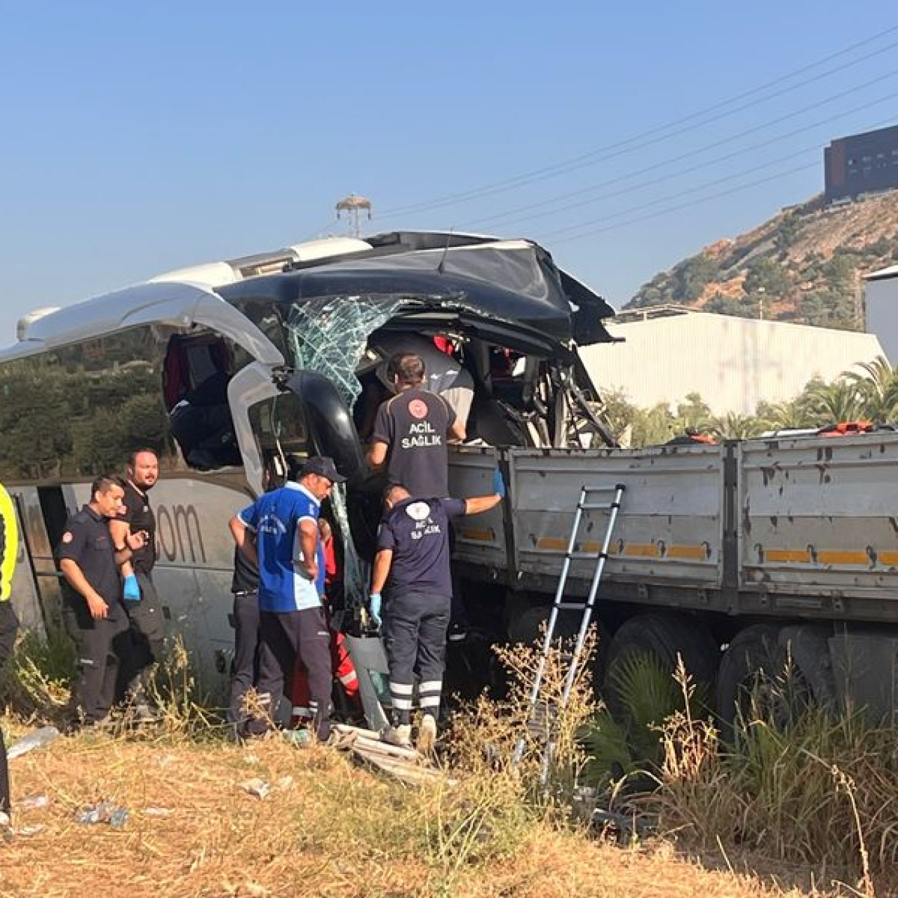 Otobüs TIR'a çarptı! 4 ölü, 15 yaralı